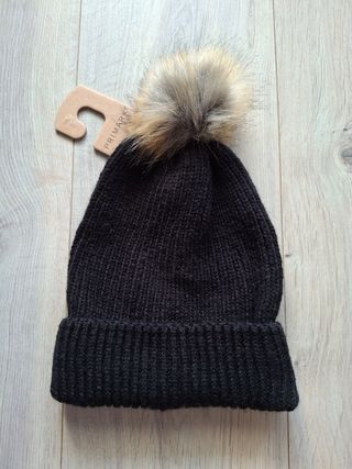 Gorro negro Primark con pompón