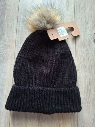 Gorro negro Primark con pompón