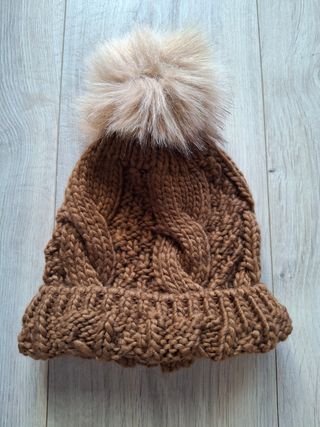 Gorro marrón tejido con pompón