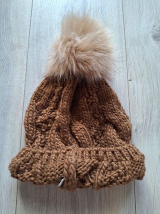 Gorro marrón tejido con pompón