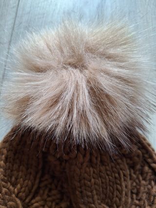Gorro marrón tejido con pompón