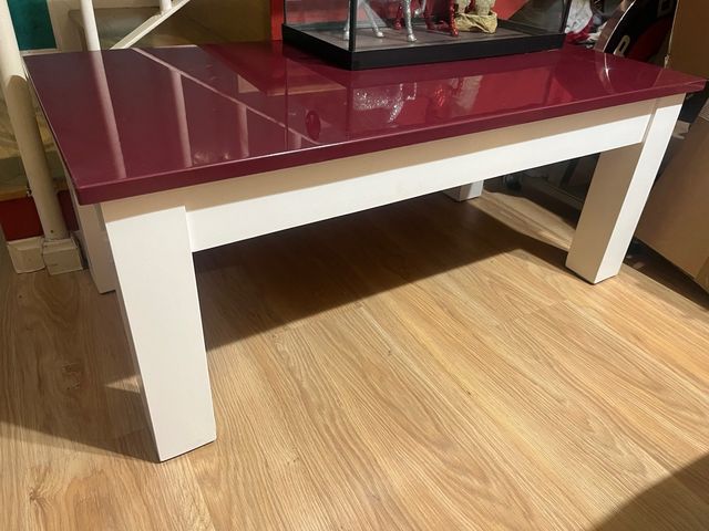 Mesa de salón roja y blanca