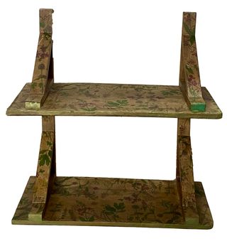 Estantería, repisa de madera decorada.77x64x32