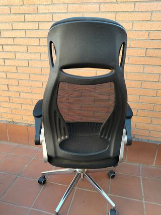 Silla oficina giratoria negra.