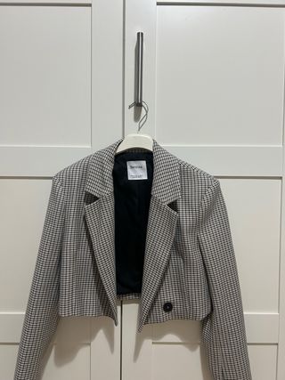 Blazer Bershka cuadros blanco-negro corta