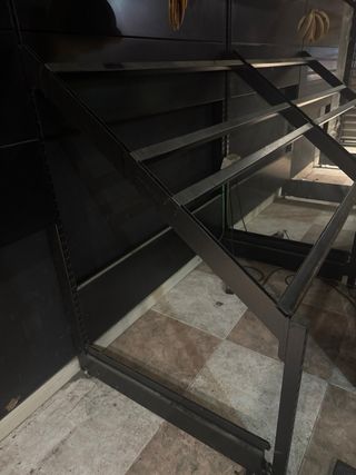 Tipicas estanterias expositoras en negro