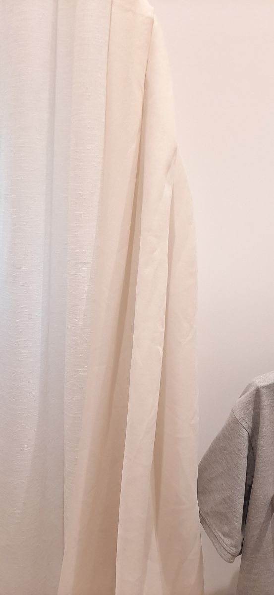 Cortina tipo visillo beige con riel