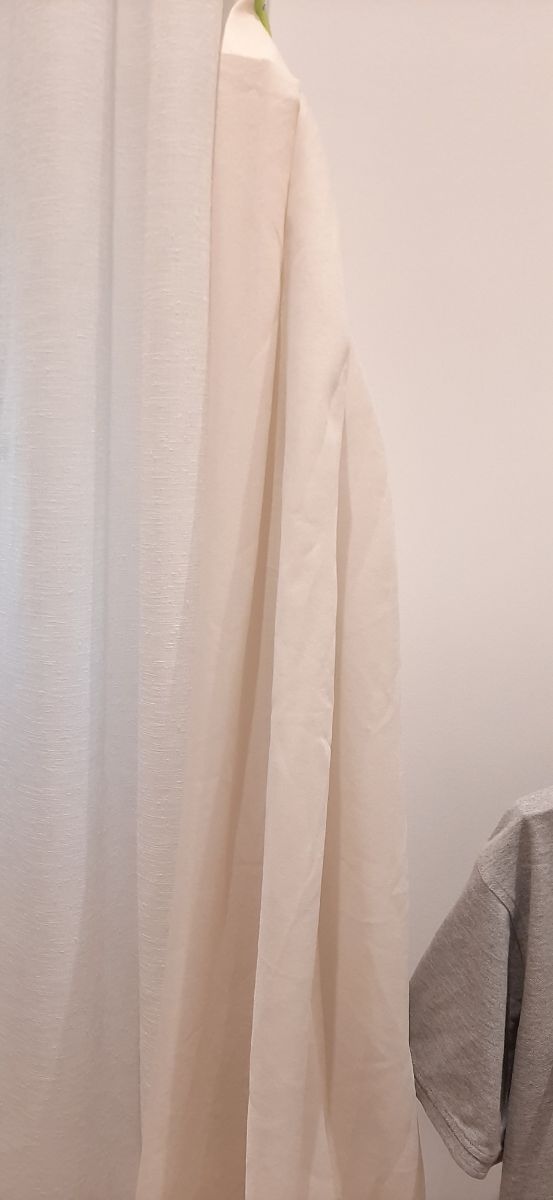 Cortina tipo visillo beige con riel