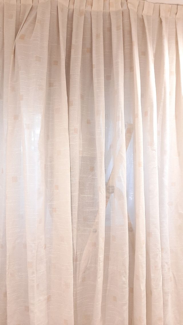 Cortina translúcida beige con riel