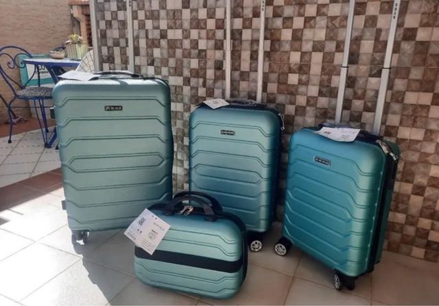 Set de maletas con neceser incluido