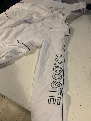 Chaqueta Lacoste blanca c/cremallera
Impermeable 