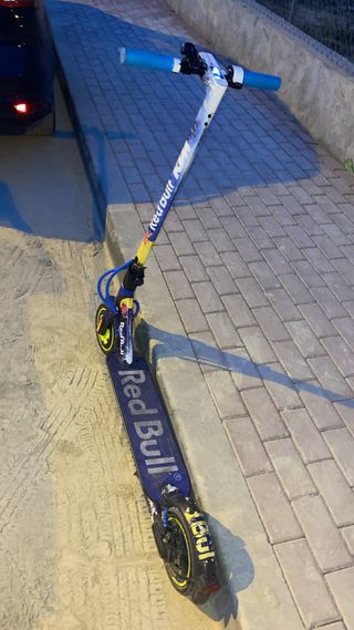 Patinete eléctrico Red Bull