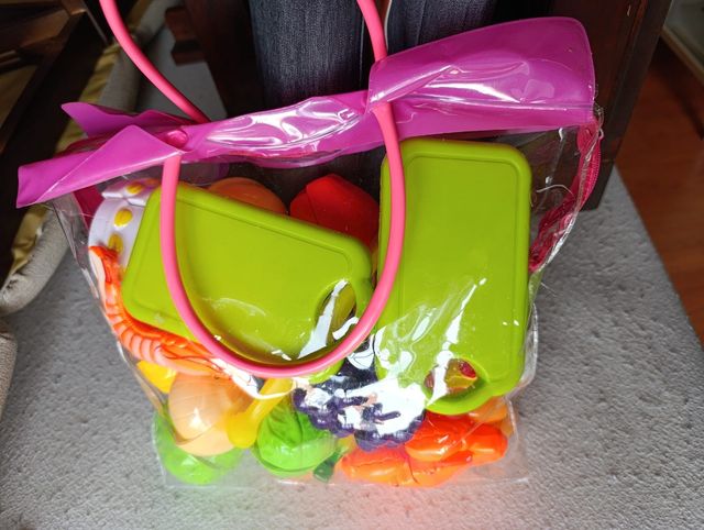 Comida de juguete que se puede cortar