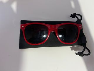 Gafas sol rojas