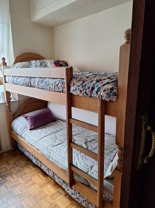 Literas de madera marrón, tres camas