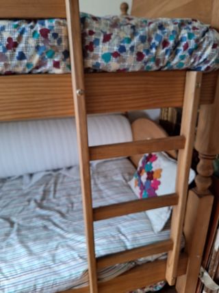 Literas de madera marrón, tres camas