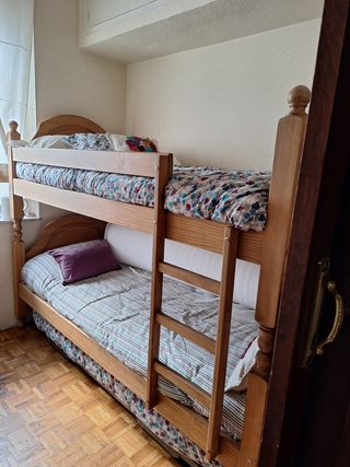 Literas de madera marrón, tres camas