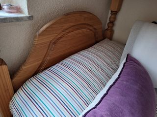 Literas de madera marrón, tres camas