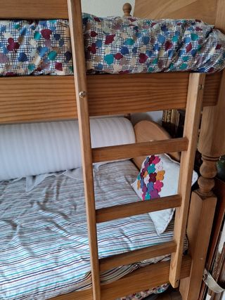 Literas de madera marrón, tres camas