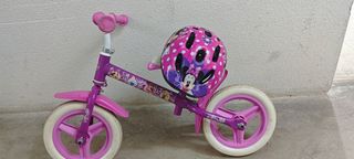 Bicicleta sin pedales con casco
