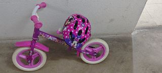 Bicicleta sin pedales con casco