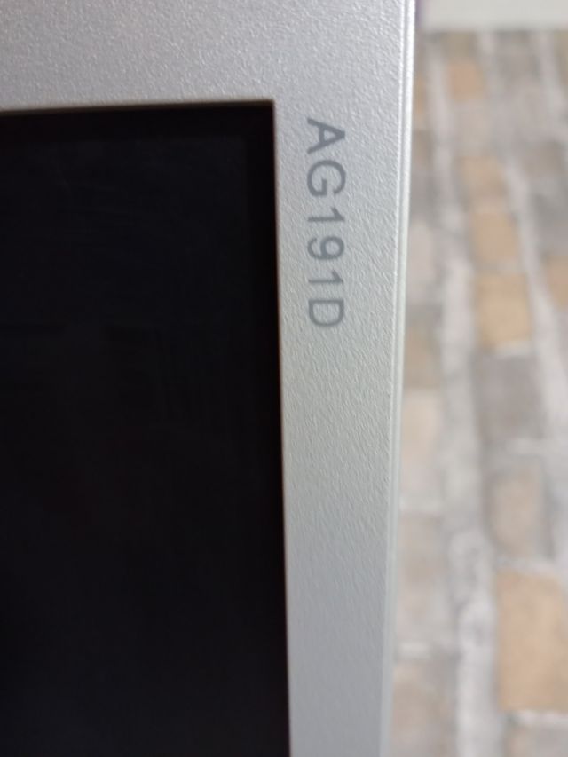 Monitor I-INC plata y negro + Teclado Media Magic