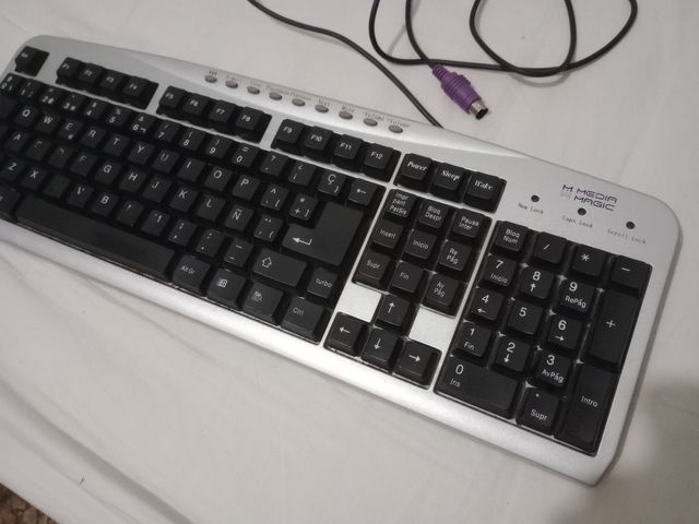 Monitor I-INC plata y negro + Teclado Media Magic