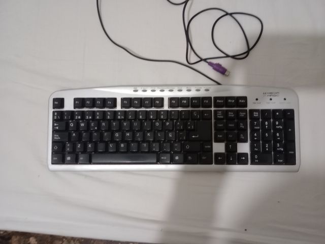 Monitor I-INC plata y negro + Teclado Media Magic