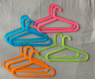 11 Perchas plásticas Ikea