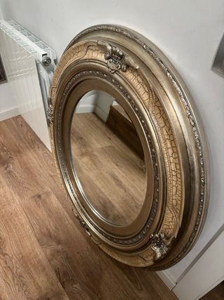 Espejo ovalado beige y plata