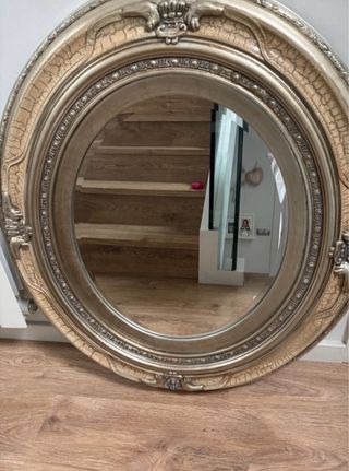 Espejo ovalado beige y plata