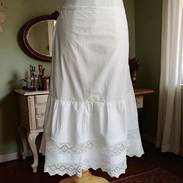 Enagua victoriana blanca con encaje crochete