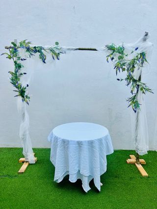 flores con arco de madera para celebraciones 