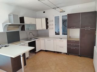 Cucina con penisola - legno e metallo