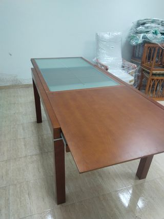 Mesa de comedor madera-cristal y 4 sillas