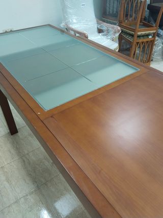 Mesa de comedor madera-cristal y 4 sillas