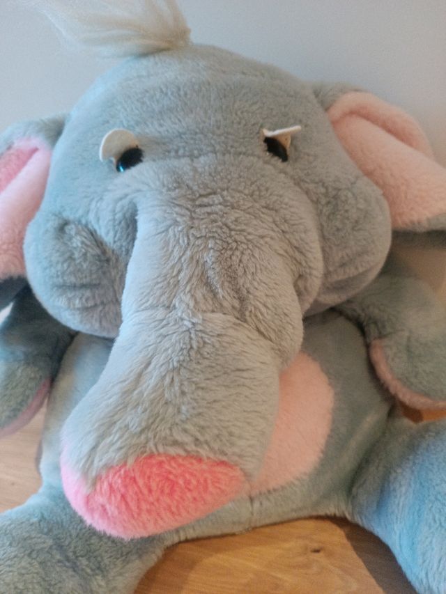 Elefante de peluche gigante. De Sánchez Ruiz.