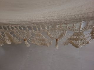 Hamaca beige de tela y madera