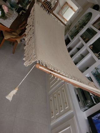 Hamaca beige de tela y madera