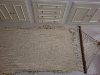 Hamaca beige de tela y madera