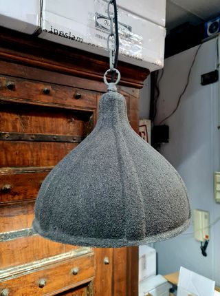 Lámpara colgante gris cemento