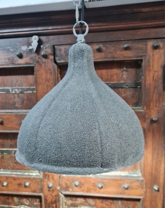 Lámpara colgante gris cemento