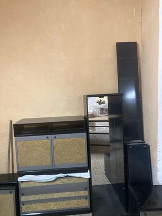 mueble de comedor con mesa y sillas