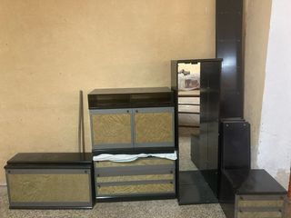 mueble de comedor con mesa y sillas