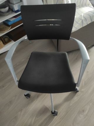 Silla oficina giratoria negra