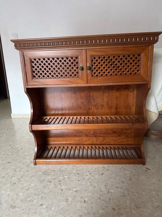 Estanterías de madera marrones