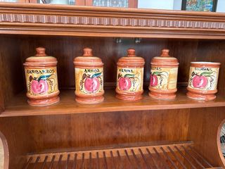 Estanterías de madera marrones