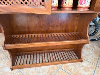 Estanterías de madera marrones