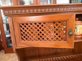 Estanterías de madera marrones