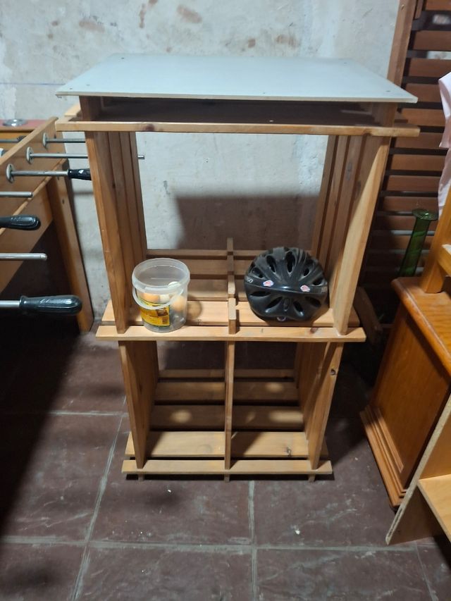 Estantería de madera marrón